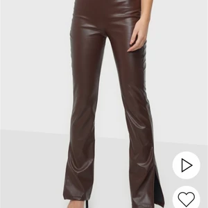 Säljer dessa bruna skinnbyxor storlek S - Säljer dessa snygga skinnbyxor i brun färg från Nelly i storlek S. Endast provade. Väldigt stretchiga för att vara skinnbyxor och sköna!! Nypris 499kr och mitt pris 199kr