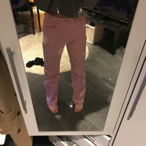 Rosa jeans💖GINA TRICOT💖 - Rosa jeans från Gina Tricot💗 dem är i fint skick använt ca 2-4ggr ett pyttehål längst upp vid kanten på bakre sidan (sydd ihop o syns ej)säljer i syfte av att dem inte kommer till användning 💕 nypris 599