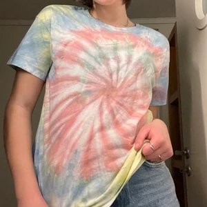 Tie dye t-shirt - En t-shirt med tie dye mönster från Ginatricot. Bra skick, bara använd ett fåtal gånger.