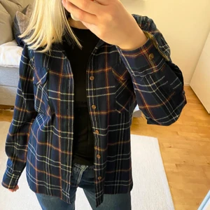 Rutig Overshirt - Säljer min rutiga overshirt från Beyond Retro eftersom den inte används längre. Fint skick, nästan oanvänd. Storlek M och ganska oversize. Köparen står för frakten och jag fraktar endast. 🧡