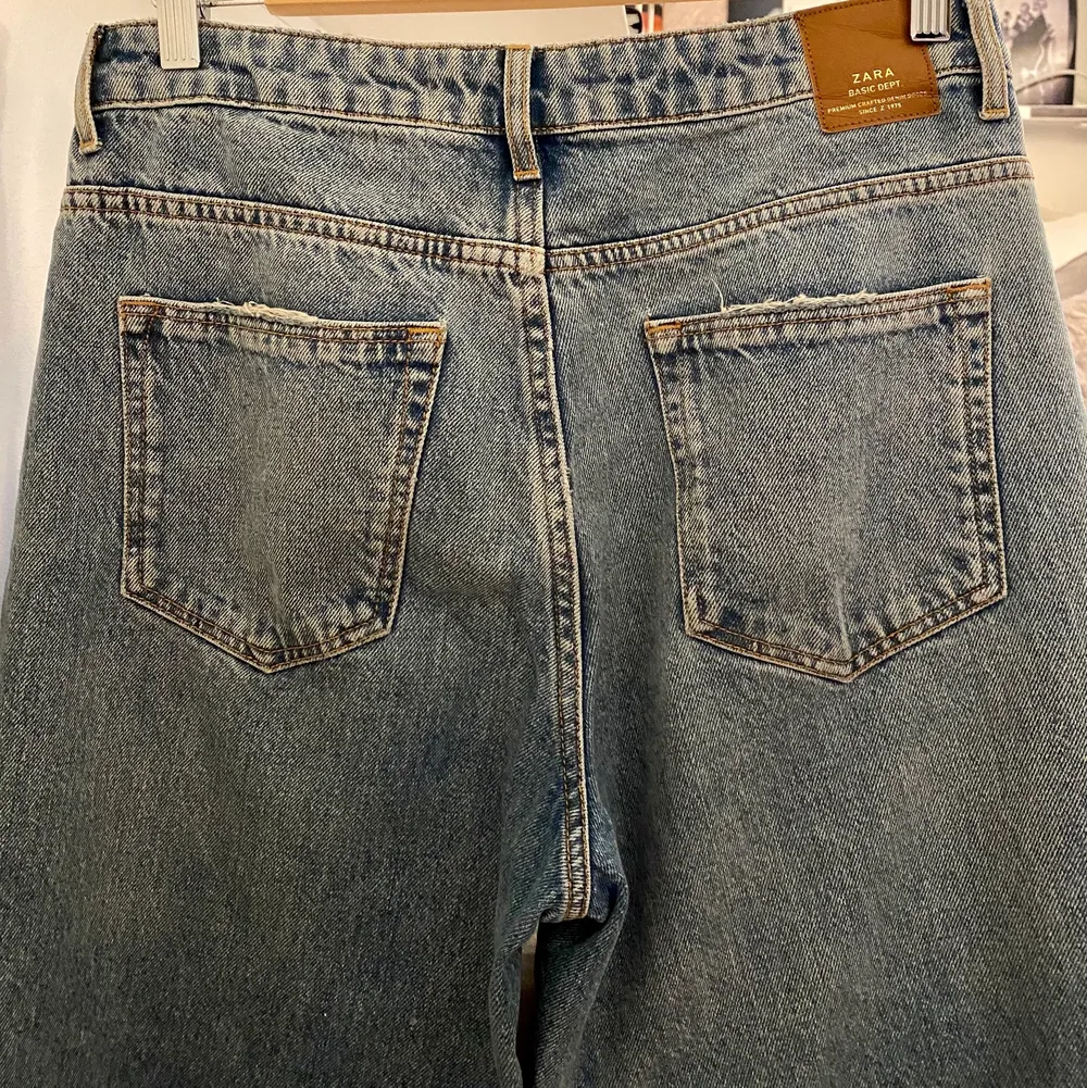 Säljer mina jättebaggy oversize jeans från Zara. Väldigt croppade och pösiga. Storlek 36 men passar även 38. Fint skick använda ett fåtal gånger. Köparen står för frakten och jag fraktar endast. 🤍 (sista bilden är ett par liknande för referens på hur dom sitter). Jeans & Byxor.