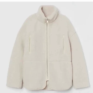SÖKER - Söker denna pile jacka från H&M.  Kan betala bra!☺️