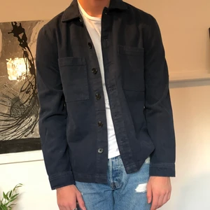 Blå overshirt  - Säljer min overshirt för att den it kommer till användning. Köparen betalar frakt om den ska fraktas 