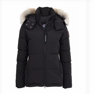 Canada goose jacka dam  - Säljer tyvärr min fina Canada goose jacka i modellen Chelsea parka för att jag växt ut från den. Lite smutsig (smink fläckar) men går att kemtvätta eller tvätta för hand. Köpt för 10.199kr och vet inte om jag har kvittot kvar men kan leta! 