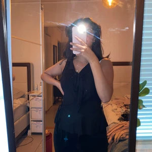 Cubus - Svart blus med knytning, även lite volanger i storlek XS men passar även S skit snygg. Jätte bra skick🥰🌺