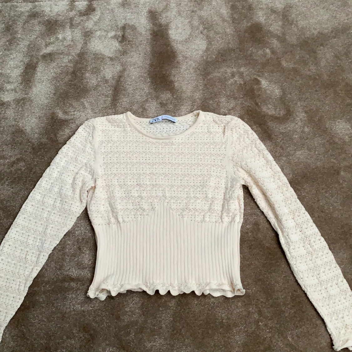 Stickad tröja av pointelle 