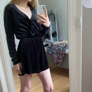 Svart Byxdress - Säljer en svart byxdress från Hm som är förstor och som bara tar plats i garderoben.                                                                           Bra Sick. Använd ca 3 gånger                                               Frakt ingår inte i priset. 