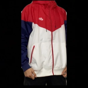 Nike Loose Fit Jacket Storlek: XL - Helt ny, beställd i fel storlek så vill sälja här istället för att skicka tillbaka. Fint skick. Inga skador eller smutsfläckar. Vit/Blå/Röd. Ordinarie Pris 650 SEK, Storlek: XL