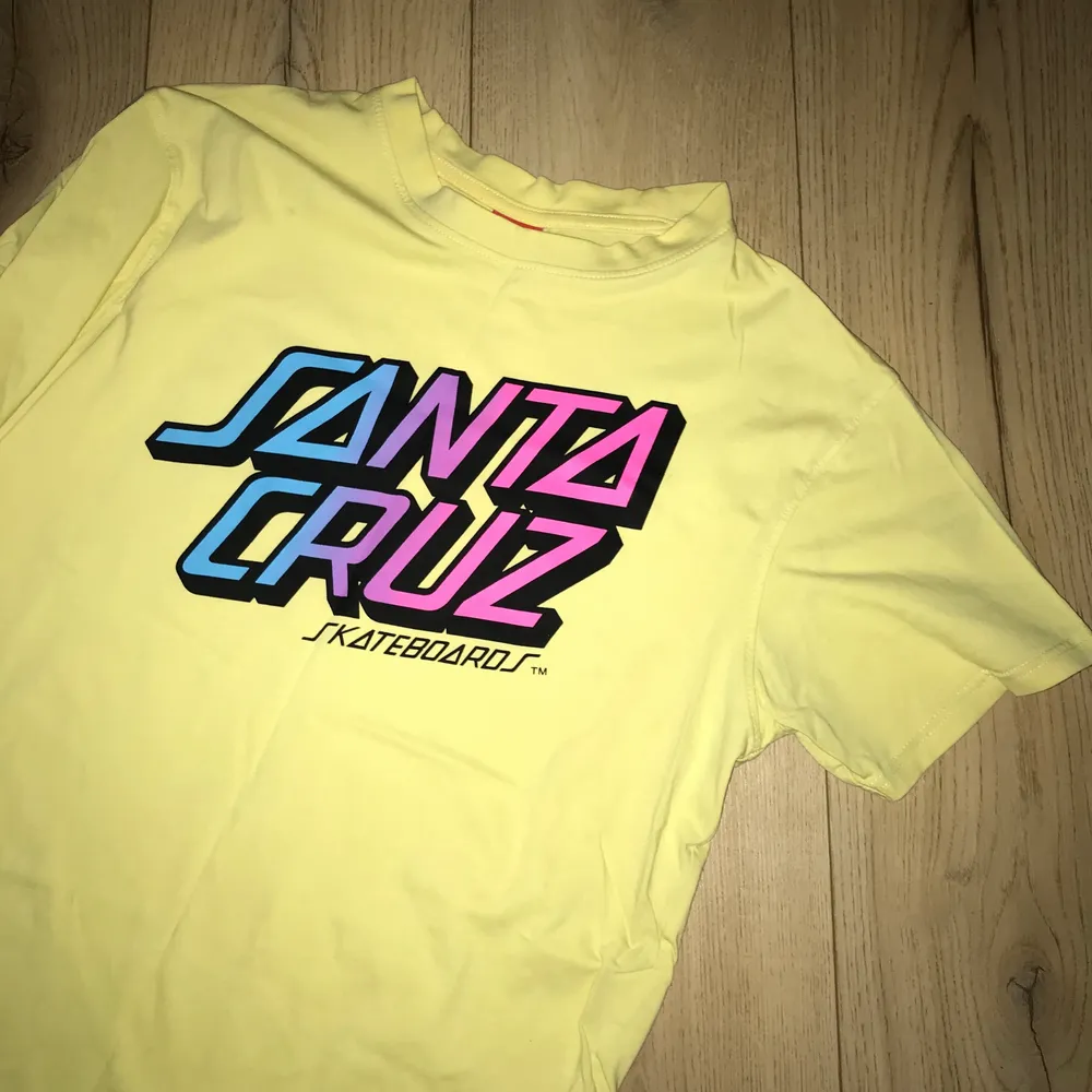 En gul Santa Cruz T-shirt som är i jättebra skick och trycket har inga tecken på slitningar! Pris inklusive frakt💛. T-shirts.