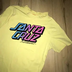 En gul Santa Cruz T-shirt som är i jättebra skick och trycket har inga tecken på slitningar! Pris inklusive frakt💛