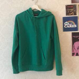 Jättefräsch grön hoodie som har klarare färg än vad som syns på bilderna 💚 Perfekt skick och väldigt skön🤩 Passar S och M