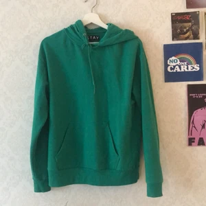Grön Hoodie! - Jättefräsch grön hoodie som har klarare färg än vad som syns på bilderna 💚 Perfekt skick och väldigt skön🤩 Passar S och M