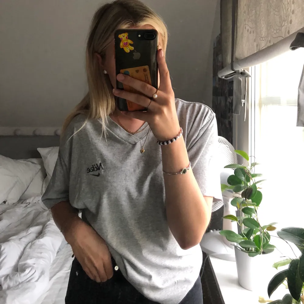 Jätte fin Nike t-shirt i fint skick🥰 köpte den på Plick för något år sen men tänkte nu sälja vidare då jag inte får så mycket användning för den. Ganska stor i storleken skulle jag säga så sitter ganska oversize⚡️💖. T-shirts.