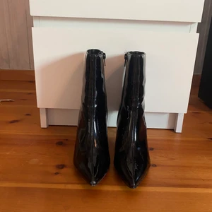 Svarta stövletter  - Svarta stövletter från Nelly. Klackarna är medelhöga ca 7-8 cm, finns ett visst slitage på själva klacken annars är de i fint skick. Frakt: 66kr spårbart🖤