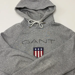 GANT Hoodie Size: S - Hört nyköpt, bästa kvalité då den inte används en ändå gång ännu. Beställde fel storlek, säljer den här för billigare istället för att skicka tillbaka. Ordnarie Pris: 850 SEK