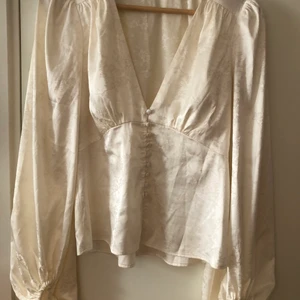 Ginatrico blus - Tröja med volang, jättefin 