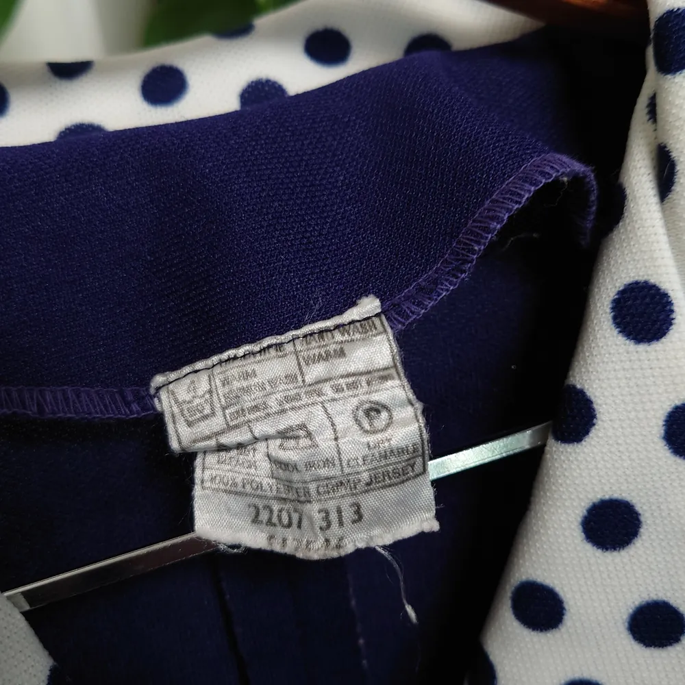 Mörkblå vintageklänning med fina detaljer. Lite kortare modell! Superfin. Bör passa en M🍒. Klänningar.