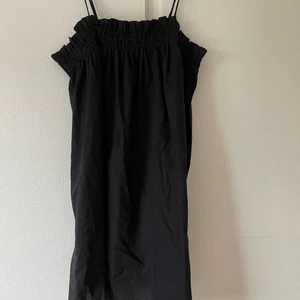 Sommarklänning - Sjukt härlig svart sommarklänning, den kom tyvärr aldrig till användning då jag köpte den ganska sent på sommaren. Ordinarie pris för den var 199kr. Inga defekter, den är storlek M men den passar mig som är en xs/s.❤️