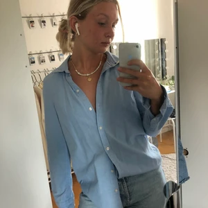 Blå skjorta Gina Tricot - Jättefin skjorta i den perfekta blåa färgen. Skitsnyggt att matcha till ett par blåa jeans nu till hösten. Kommer inte längre till användning, därför säljer jag nu den. 80 kr exklusive frakt. 