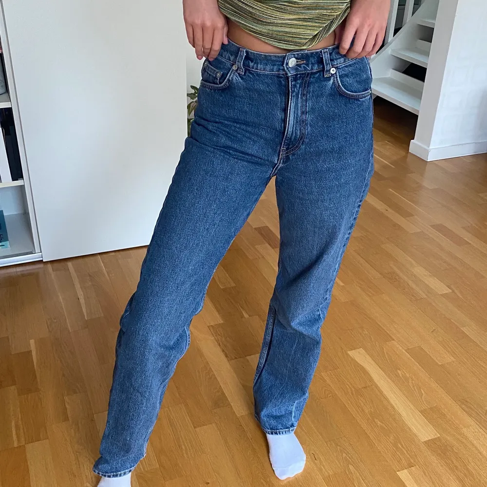 Säljer dessa skit snygga jeans från ARKET som tyvärr blivit för små för mig. Använda 2 ggr så nästan helt nya! Perfekta jeans nu till hösten. Passar dig som är runt 172. Pris 300kr😀🕺🏼kommentera vid intresse! :) . Jeans & Byxor.