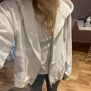 Vit zip up hoodie!  - Jättesöt vit zip up hoodie som tyvärr inte kommer till användning längre:( väldigt fint skick precis som ny! Oversized ‼️ Från HM 