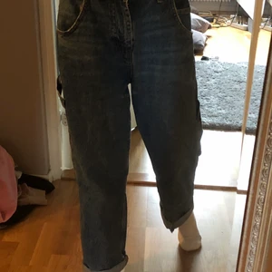 Blåa jeans ifrån urban outfitters - Har haft byxorna i ungefär ett halvt år så dem är fortfarande i ett bra skick. Säljer desda eftersom att de inte längre passar