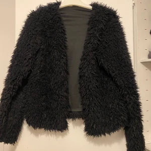 Kofta Ginatricot - Fluffig kofta från Gina. Jättefint skick ! ✨