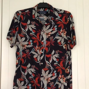 Snygg skjorta  - Blommig skjorta, det är en M men känns mer som en S.