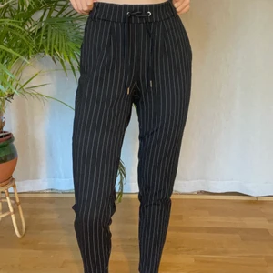 Randiga svarta kostymbyxor i mjukt tyg - Supersköna och MJUKA kostymbyxor/tygbyxor med snygga ränder. Mycket gott skick, använda 1 gång! 💘 De är storlek 32, men jag skulle säga att de är XS-S då de är stretchiga med resår i midjan. Nästan perfekt längd för mig, kanske en aning korta, är 169 cm lång. Kommer tyvärr ej ihåg vart de är köpta, men märket är Amisu. Säljer pågrund av att de helt enkelt inte används.
