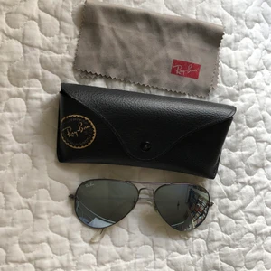 Rayban solglasögon - Nypris 1750kr, säljer för 800 då de inte har kommit till användning. Vid snabb affär kan jag gå med i pris🥰 skriv om du vill har fler bilder. 