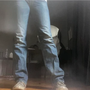 Lågmidjade levis jeans - Snygga blå Levis vintage jeans i väldigt bra skick modell 501 W30 L34. Jag är 170!