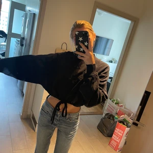 Sweatshirt - As Nice skön sweatshirt med knytning i fram varav man kan vika in så de ej syns men den gör så man bestämmer passformen i midjan själv!!