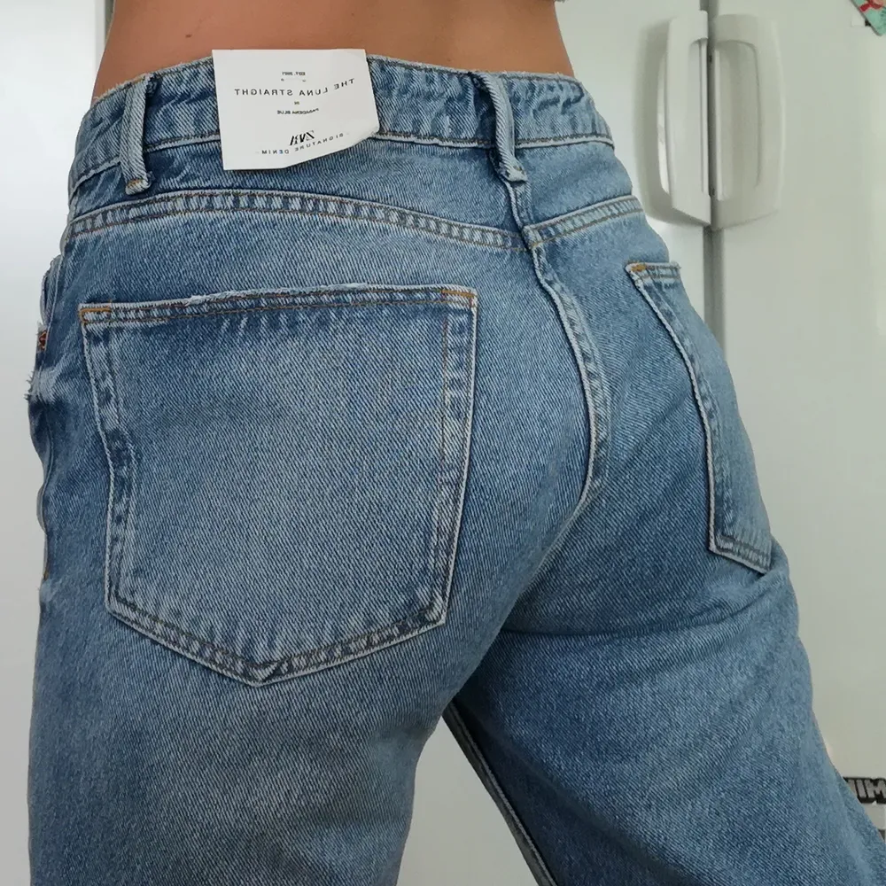 Intressekoll på dessa eftertraktade mid rise zara jeansen. I den populära modellen 