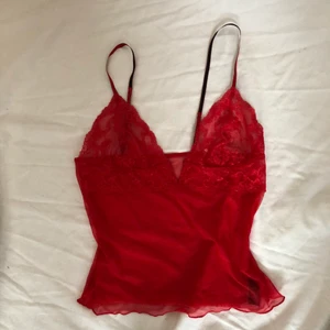 Rött lingerine linne - OM ANNONSEN FINNS KVAR FINNS PLAGGET KVAR! Röd cami / lingerine topp i stretchigt mesh tyg. Passar Max B kupa. Jag är en S och bär 75A. Köpare står för frakt. Gott defetfritt skick. Perfekt till någon fest eller som ett layeringplagg! Högsta bud 160kr. Avsluts 18:00 tisdag