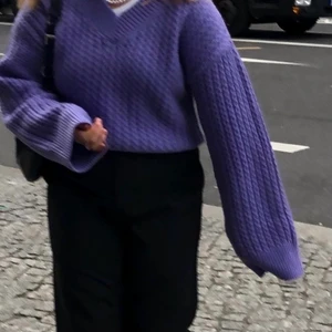 Lila stickad tröja - Lila stickad tröja m. V-ringning. Egna bilder