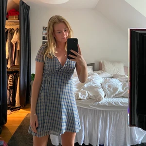 Rutig klänning - Skriv för frågor!