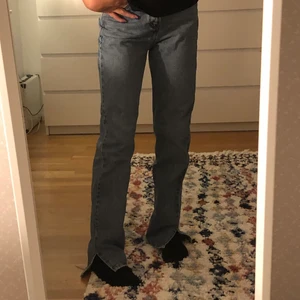 Jeans med slits - Säljer dessa populära och as snygga blåa och raka jeansen med slits, använt fåtal ggr så i toppen skick förutom att dem är lite slitna längst ner (skicka privat för bild) !
