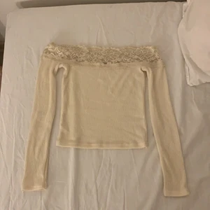 Offsoulder topp - Supersöt topp som sitter nere på armarna utan att glida ner