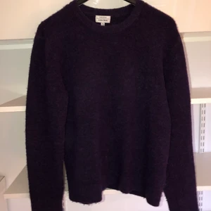 & Other Stories stickad tröja - Säljer min stickade lila tröja från & Other Stories då den inte längre kommer till användning. På tredje bilden kan ni se att den har skadats lite i tvätten :( (därav priset, egentligen dyrt nypris) men med lite nål & tråd på insidan går det att fixa själv 🥰 Köparen står för frakt!