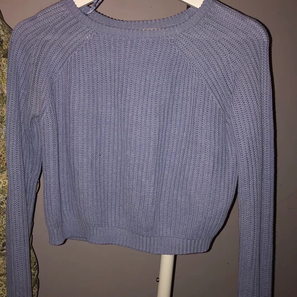 Normal storlek, blå tröja. En kortare modell. Sitter snyggt på men som jag växt ur. 150kr + frakt⚡️. Tröjor & Koftor.