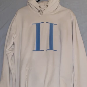 Les deux - Säljer en nästan helt oanvänd Les deux hoodie. Säljer pga att jag köpte fel strl.
