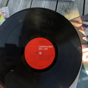 Vinylskiva! - Chartbusters- 1973-1975. Inga skador på skivan eller liknande! Skriv vid intresse! ❤️