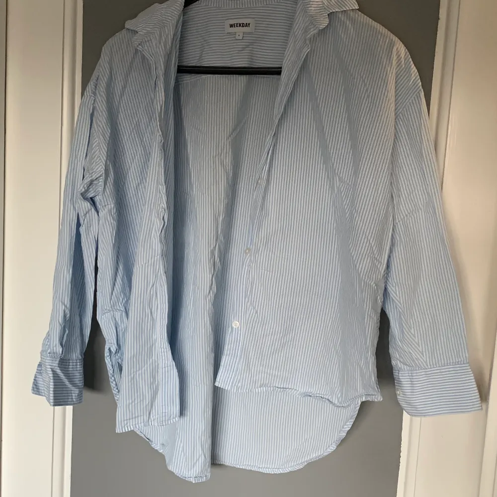 Fräsch krispig skjorta som aldrig kommer till användning, från Weekday i storlek S ❤️. Skjortor.
