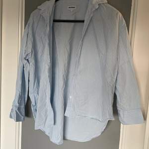 Fräsch krispig skjorta som aldrig kommer till användning, från Weekday i storlek S ❤️
