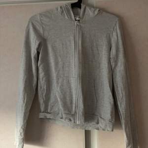 En grå zipp hoodie, bra skick. Stl 170, väldigt fin att bara ha hemma🤍 ca. Nått år gammalt. Säljs billigt pga ingen användning av plagget. 