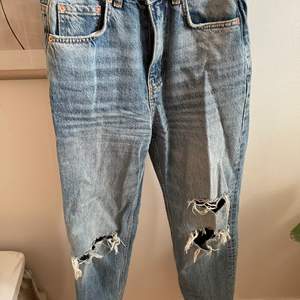 säljer mina supersnygga jeans då de tyvärr har blivit för små för mig. sparsamt använda och känns som nya, superbra kvalitet och de sitter riktigt snyggt!🥰