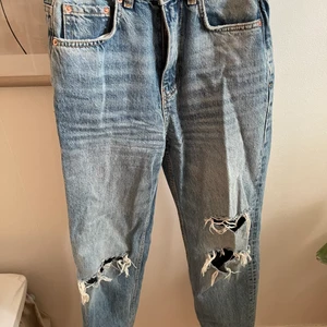 gina 90’s jeans - säljer mina supersnygga jeans då de tyvärr har blivit för små för mig. sparsamt använda och känns som nya, superbra kvalitet och de sitter riktigt snyggt!🥰