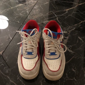 Nike skor  - Säljer ett par riktigt snygga skor i storlek 38,5! Men passar även mig som har brukar ha storlek 37,5 i skostorlek! Köpta för ett halvår sedan för 1300 kronor! Säljer för 500! Bra skick, kan absolut få dom renare om det visar sig att någon är mer intresserad 😄Hör av er för mer information och bilder ;) köpare står för frakt!