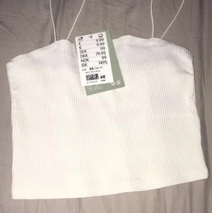 Fin - Fin enkel topp orgenal pris är 100 ifrån H.M prislapp finns kvar, aldrig använd bara lestad skriv för intresse 💗