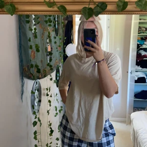 Oversized beige t-shirt - Snygg oversized tröja från Monki, köpt ifjol, använd en del i början men den är i bra skick! Stl s men passar definitivt större & mindre! Frakt löses själv!